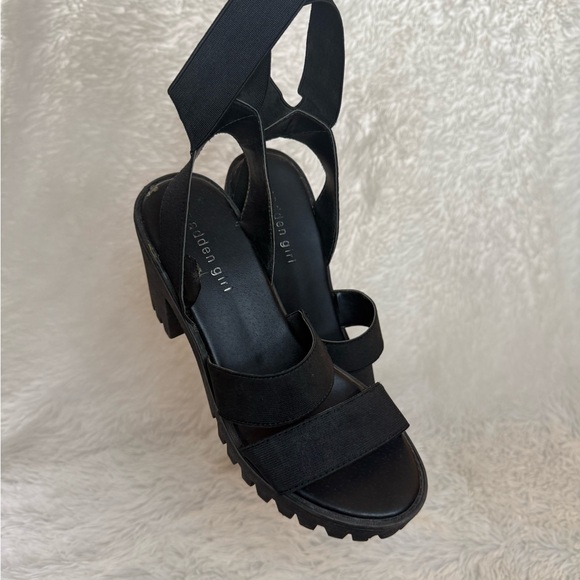 Steve Madden Black Chunky Heel Sandals - Picture 1 of 5